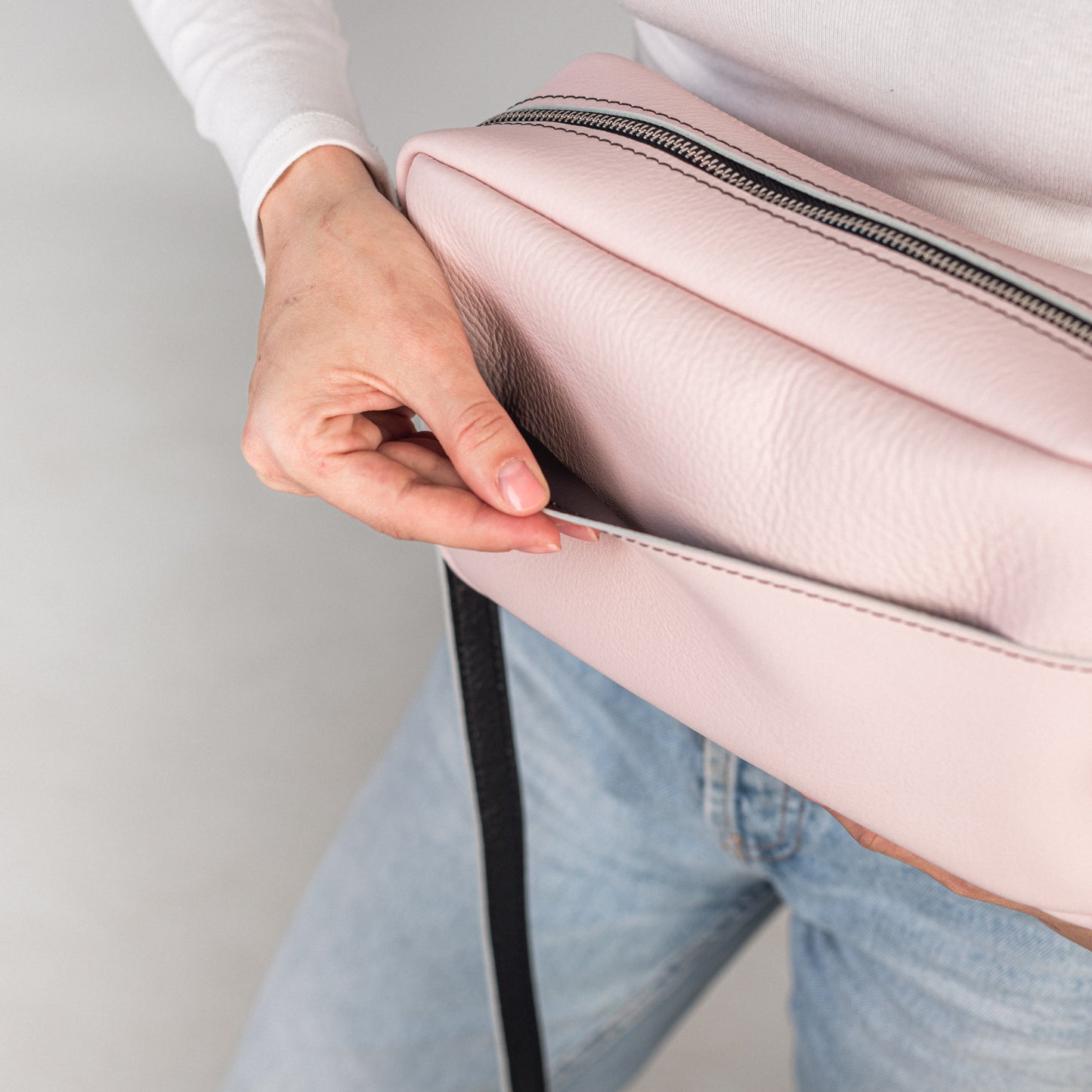 Crossbody bag with outside pocket 