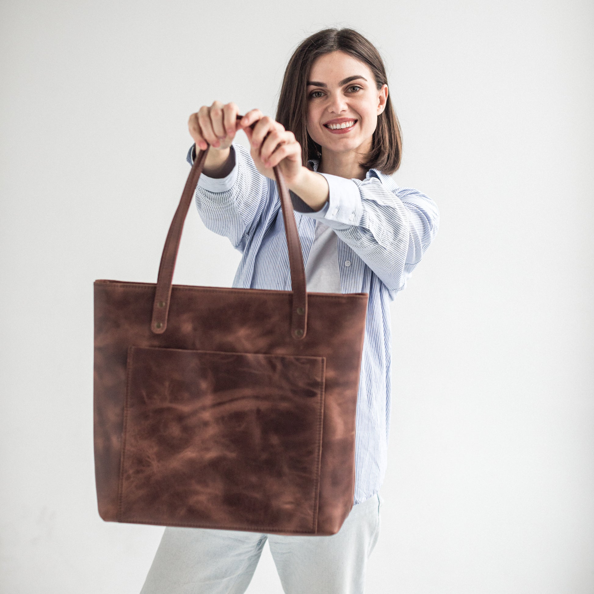 Leather tote bag with outside pocket 