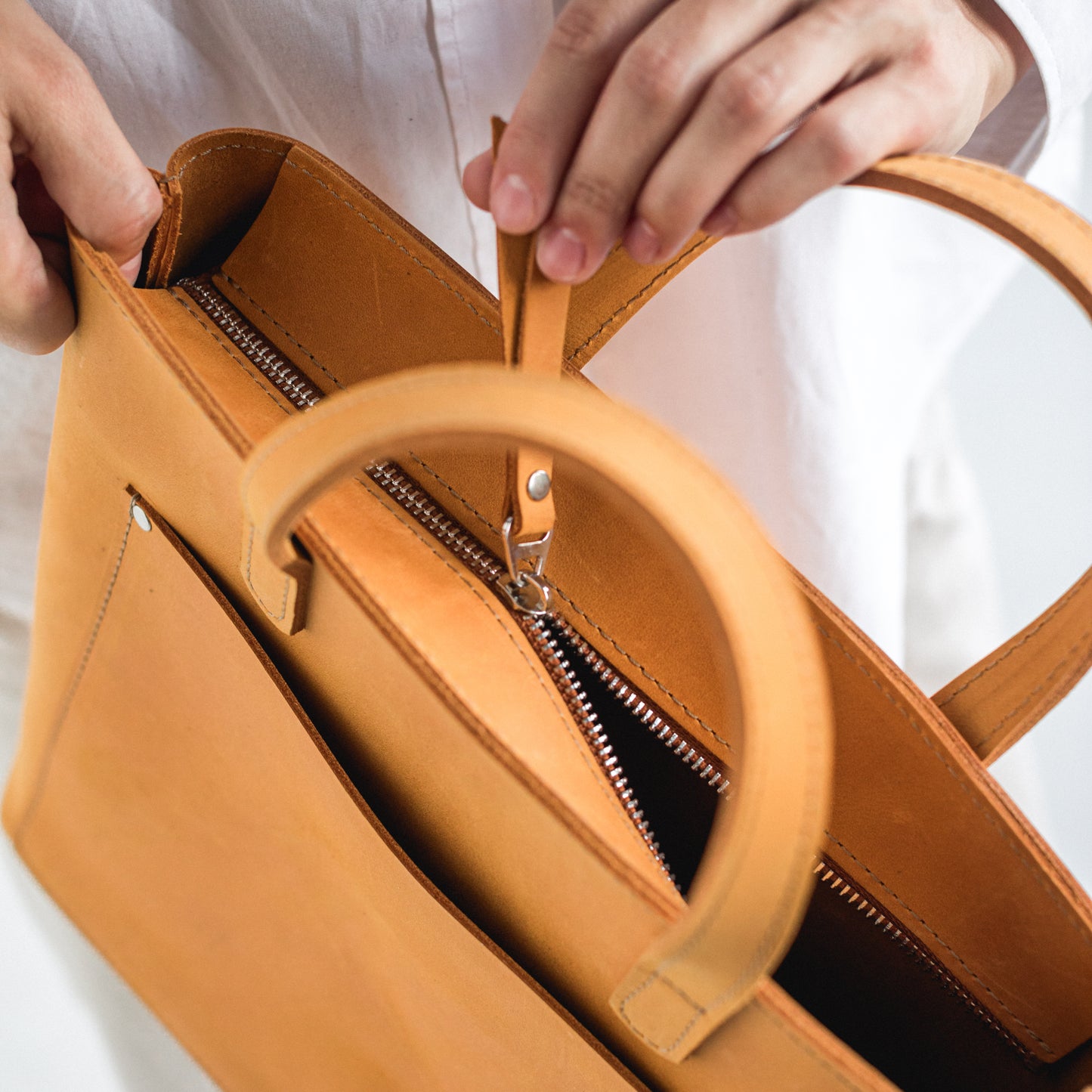 Camel leather tote bag with zipper