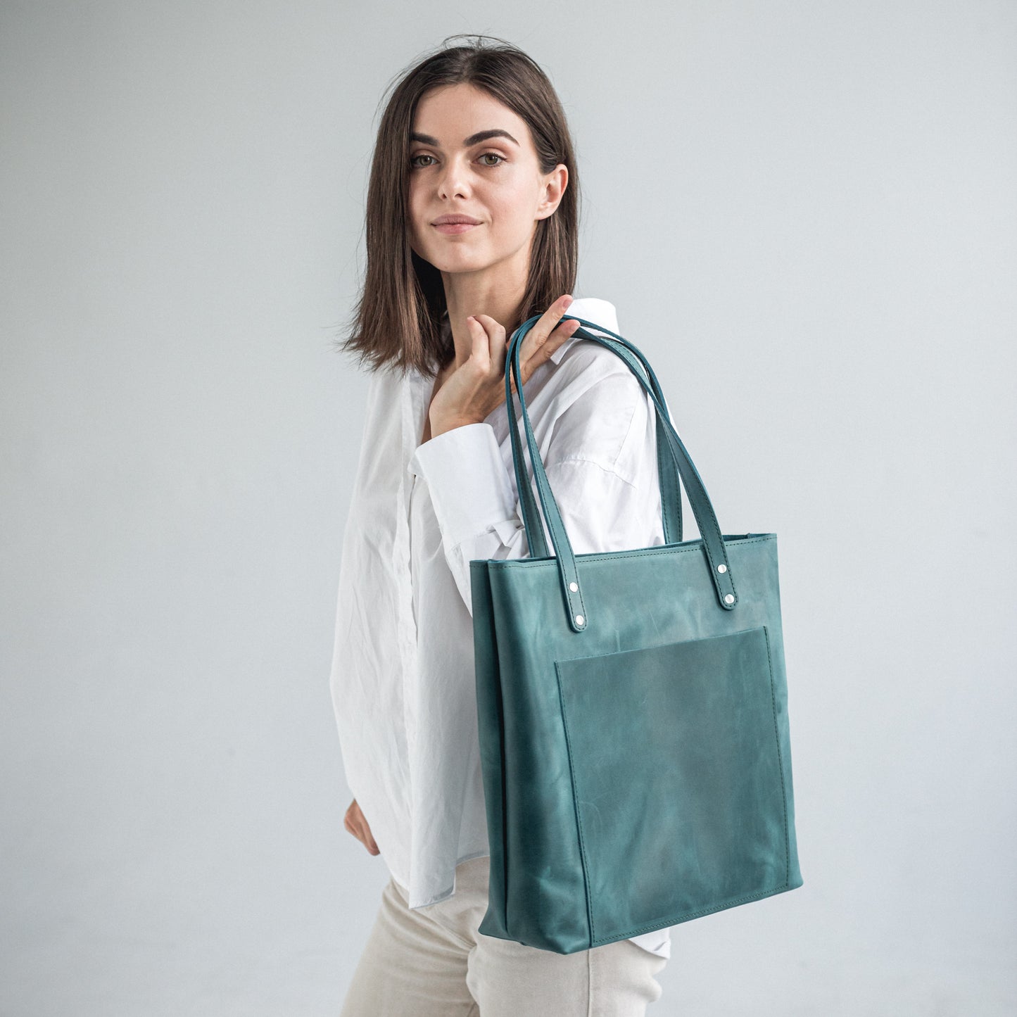 Leather tote bag with zipper and outside pocket 