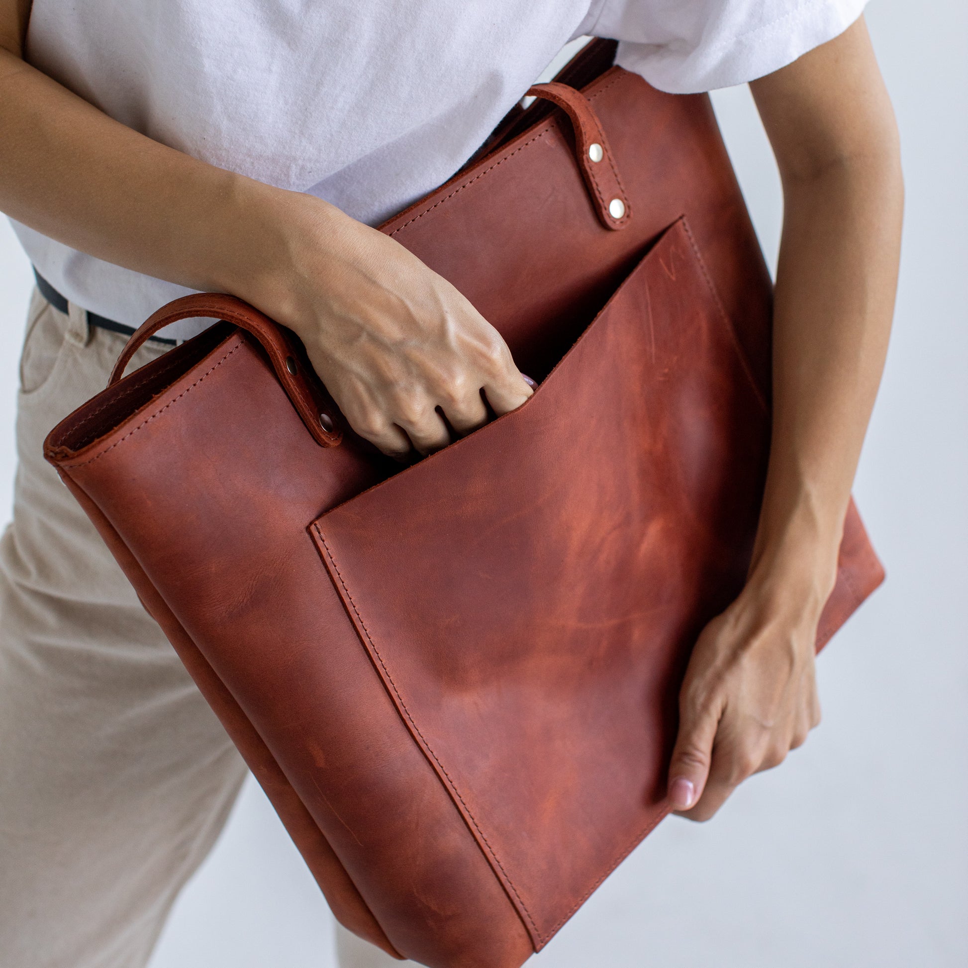 Leather tote bag with optional outside pocket 